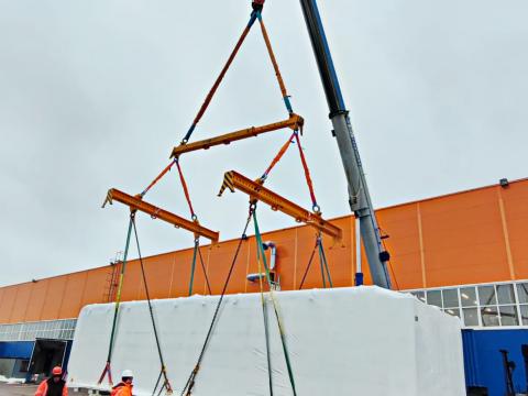 Разгрузка высокотехнологичного оборудования с помощью траверс TEHNOLIFT